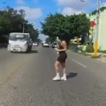 Captan en video momento en que yipeta atropella a joven mientras cruzaba avenida